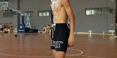 北体白袜篮球队长体育生， 八块腹肌！学弟们的必吃榜top1...