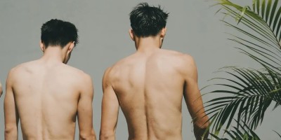 被围观了！华侨大学男篮的薄肌体育生男大，穿高弹紧身运动裤泳池玩水！