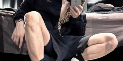 近期爆火的白袜狼狗学弟，网友：直男永远想不到的拍照姿势....