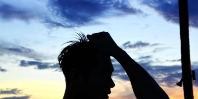 黑皮体育生酒店照片曝光！浑身湿透……