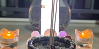 肌肉帅哥丑照被人乱发，他在家焚香施以厌胜之术诅咒小人