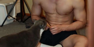 北体大毕业的粗壮肌肉小哥，篮球场大方撩衣呀！