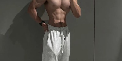 宽肩窄腰黑皮翘臀体育生，顶级男模身材，网友们集体沸腾....