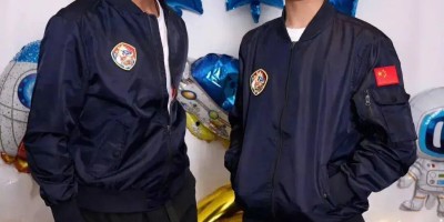 胡军17岁儿子185cm寸头爷们爱穿灰裤子！长得好MAM！