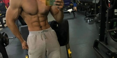 北京肌肉男穿灰裤子自拍，画面尴尬了....