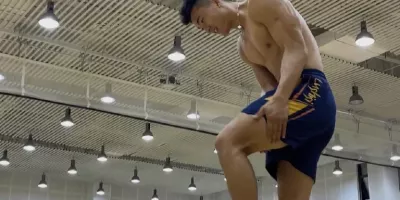 地铁抓拍185CM黑皮肌肉体育生,野生狼系帅哥长腿腹肌实力惊人! 地铁抓拍185CM黑皮肌肉体育生,野生狼系帅哥长腿腹肌实力惊人!