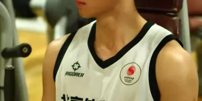 北体运动会现场，穿紧身裤发育太好太有看头啦！