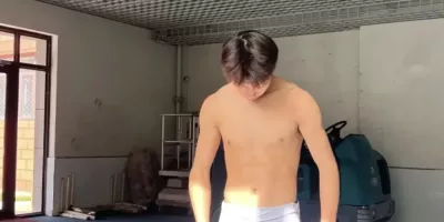 操场19岁的东北体育生紧身裤湿透，大长腿藏不住了！