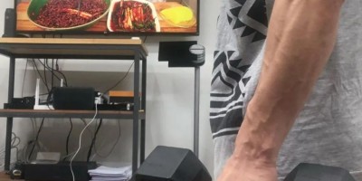 42岁Rain近照曝光！炸裂肌肉刷屏，网友：羡慕金泰熙...