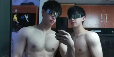 双胞胎白皮肌肉男大帅哥，两个薄肌运动男的双倍快乐谁懂啊?