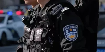 上海街头的大长腿特警一个比一个帅！高大威猛太可了！