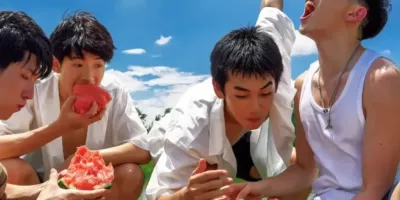 和体育生一起去玩水湿身，差点把班长的裤子扯掉啦