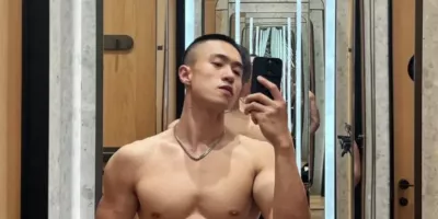 寸头爷们露营身材太顶了！