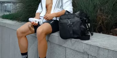 黑皮腹肌机车小伙竟是成都体院体育生，双开门翘P身材你顶得住吗？