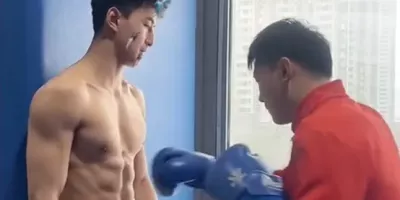 山西190CM体育生撩衣腹肌被摸，都爱长腿灰裤子！