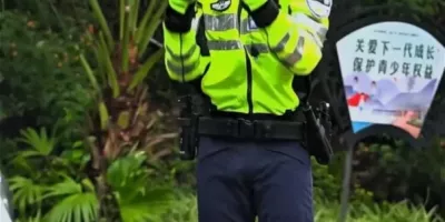 自贡这枚交警太帅火了！治愈系笑容配上大长腿谁不心动？