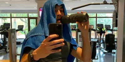 杨佑宁不穿内裤吊滑索，勒得很好看！