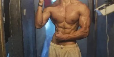 退役兵哥街头卖汉堡，自拍私照灰裤子太顶暴露实力！