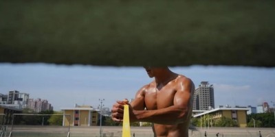 黑皮体育生操场长腿腿岔开耐力强!运动裤太顶了! 黑皮体育生操场长腿腿岔开耐力强!运动裤太顶了!