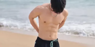 猛男粉泳裤腹肌体育生，这身材你给打几分？