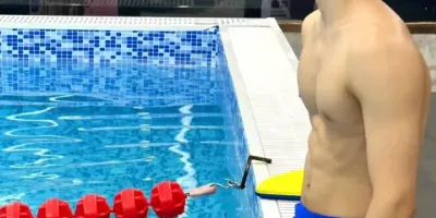 24岁游泳教练，以紧身泳裤展现专业风范，俘获众多妈妈心！