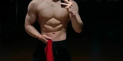 游泳体育生接金主爸爸广告，直接公共浴室拍起来了！