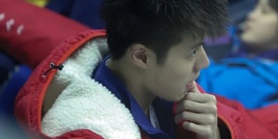 00后游泳帅哥张翼祥露CK内裤边！191CM的他帅过宁泽涛？