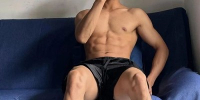 黑皮体育生硬邦邦的六块腹肌！