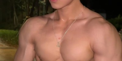 夜练暴汗的肌肉体育生帅弟弟，汗水淋漓的身子也太杀我了！