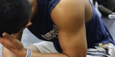 腿毛旺盛的西装男脱啦，被他长腿吸引了