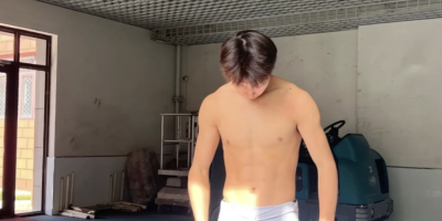 操场19岁的东北体育生紧身裤湿透，大长腿藏不住了！