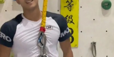 大鼻子攀岩帅哥，裤裆被他垒爆了！