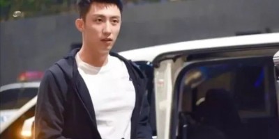 黄景瑜又又凸机了，不小心露了出来