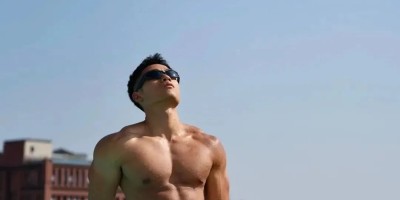 重庆丛林野生泳池的壮男湿透了！