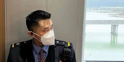 壮实的动车翘臀列车长私照？粗壮长腿穿运动裤挡不住呀！