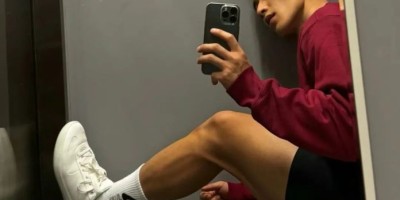 黑皮魅力炸裂的体育生健身房帅哥