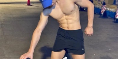 八块腹肌游泳体育生拍泳装大片，游泳帅哥都是男菩萨！