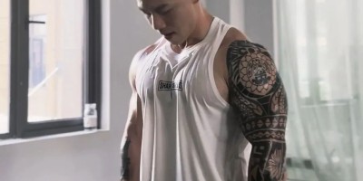 粗大花纹手臂，长相与实力反差萌Boy