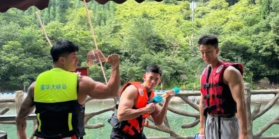 麒麟臂肌肉小伙夏日玩水，粗大手臂让人想摸