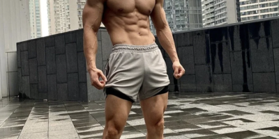 户外穿运动裤沐浴的肌肉健身教练，湿透长腿太顶了！