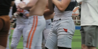 操场玩球的长腿运动男，被他吸引想和他一起打球啦！