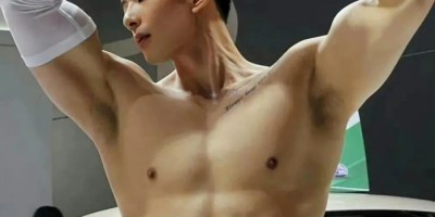 穿灰裤子的运动小哥自拍，高鼻梁长的真好看