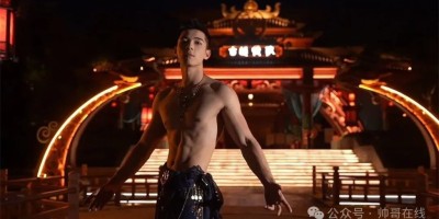 184CM体育生私教被摄影师拍水中大片，超A肌肉身材馋哭网友！