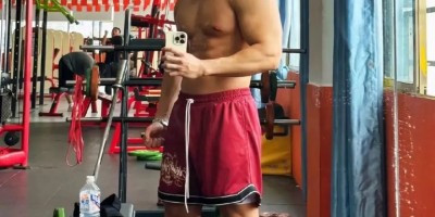 泳裤男照片疯传，实力藏不住了