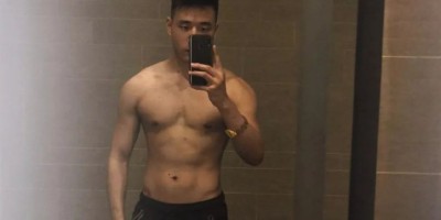 大汗淋漓的小哥自拍，想帮他搽汗了