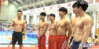 别光顾着心疼张博恒了，还是来看看他最新的男色写真吧！