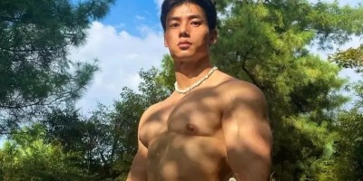 舔屏预警！肌肉哥哥的腹肌，冷白皮让人着迷