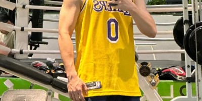 黑袜塞给粉丝，188cm他的室友都是体育生