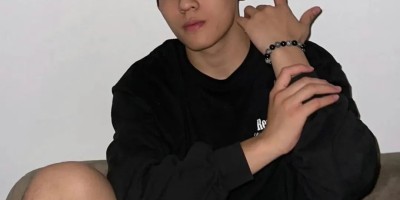 00后帅气大男孩，酷酷的摆着手势