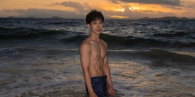 海边日出下的肌肉帅哥大片,湿身出境,这身材太欲了! 海边日出下的肌肉帅哥大片,湿身出境,这身材太欲了!